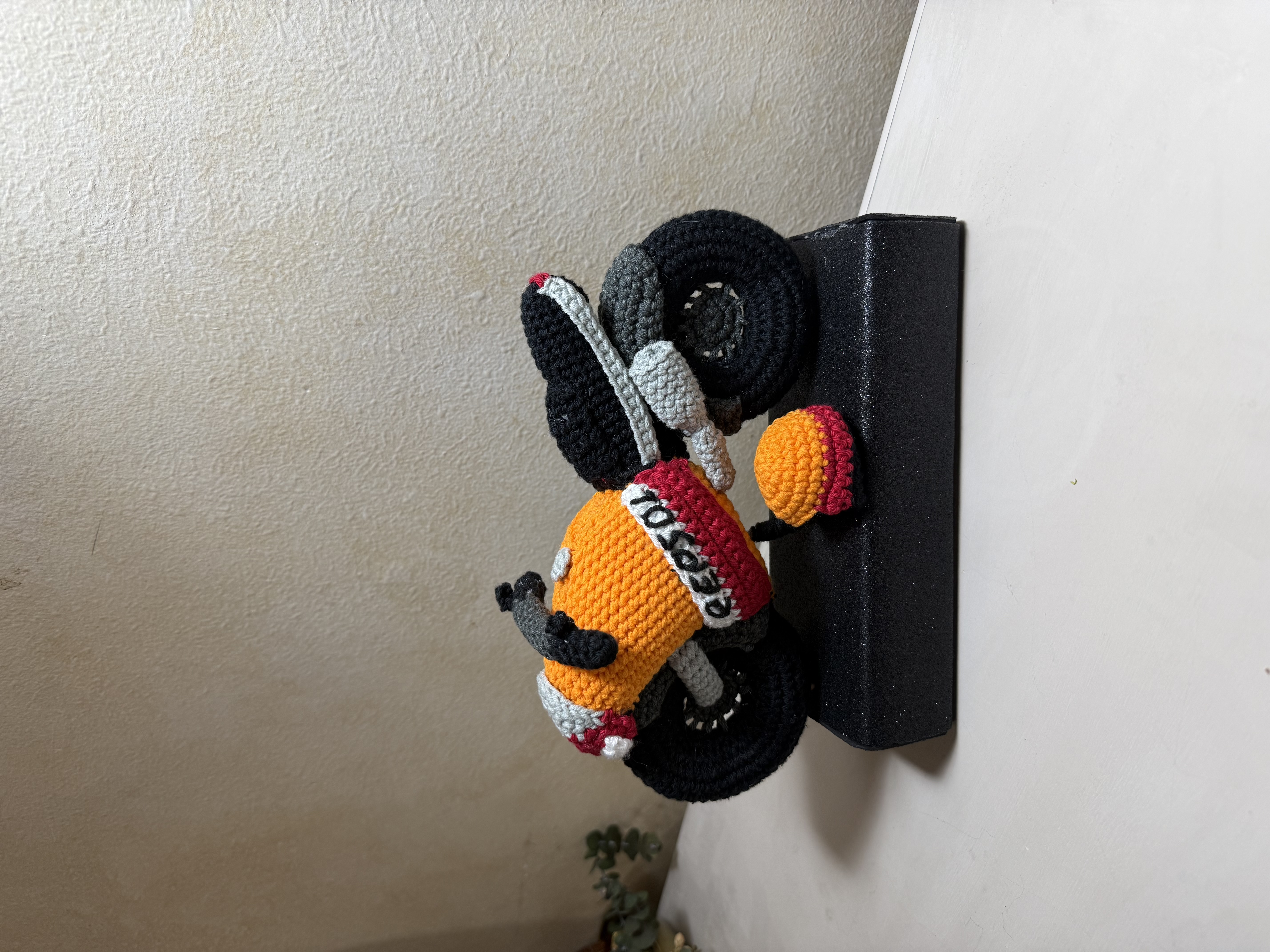 Moto Repsol de crochet - vista frontal