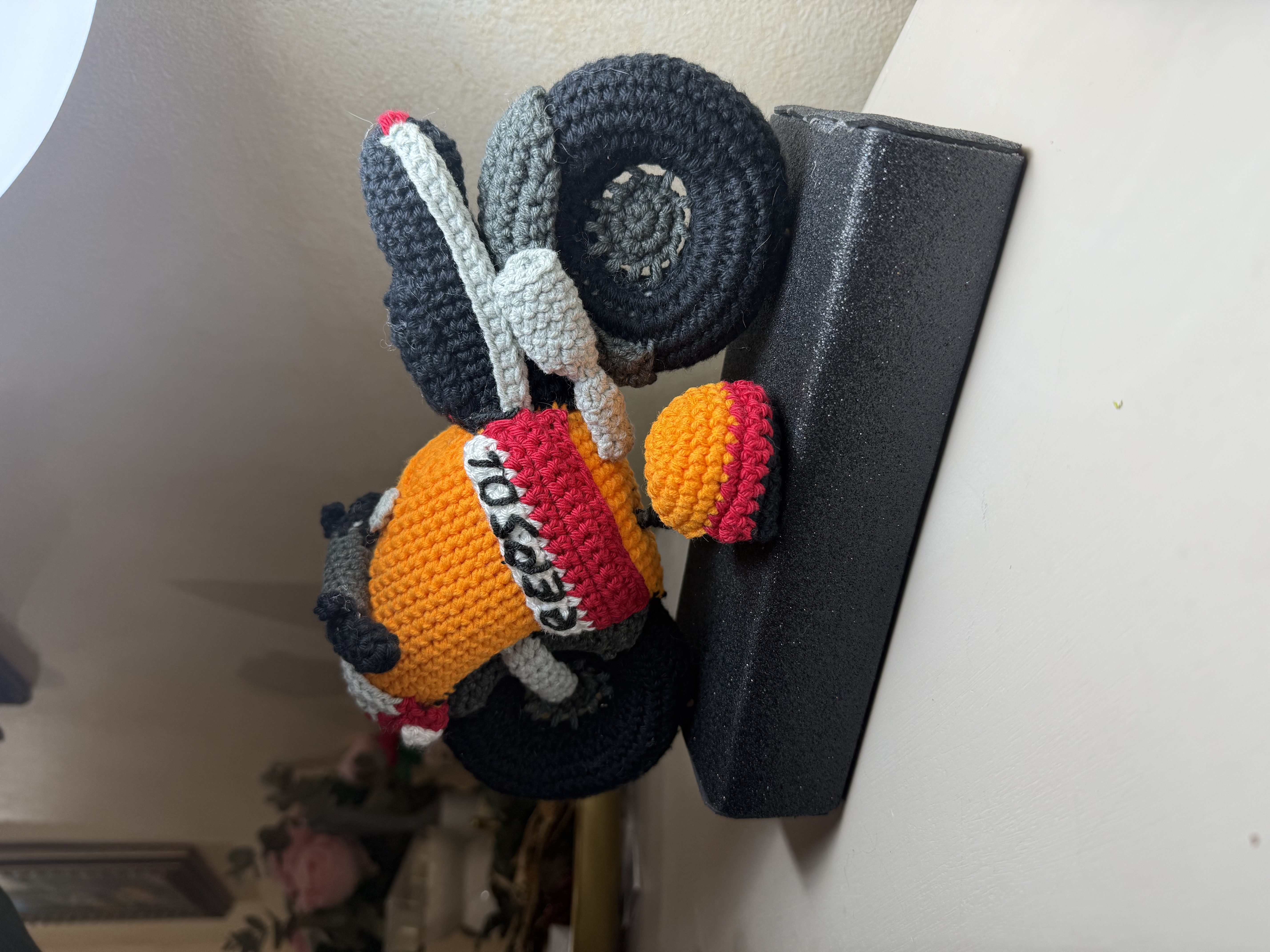 Moto Repsol de crochet - vista lateral