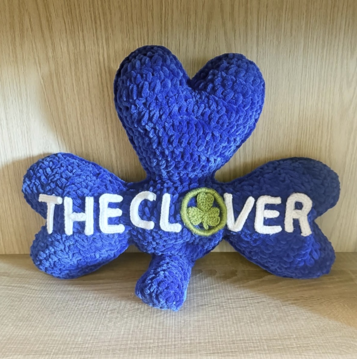 The Clover - trébol de crochet azul